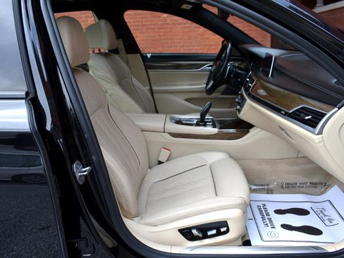 Used 2019 BMW 750i 750i Sedan w/ Executive Package image 19