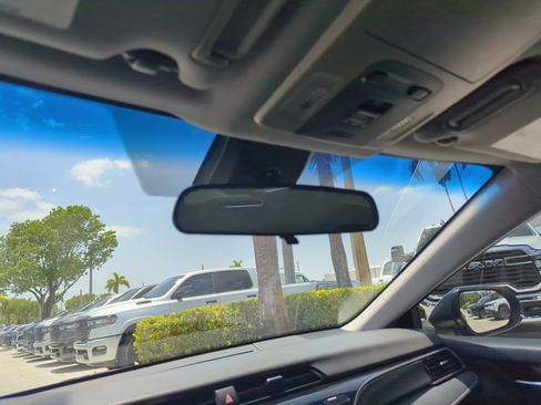 Used 2019 Toyota Camry SE FWD image 13