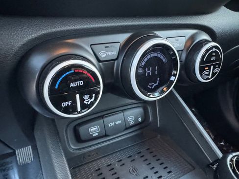 Used 2024 Hyundai Venue Limited image 29