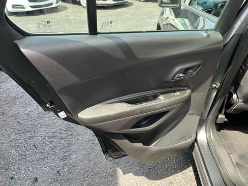 Used 2020 Chevrolet Trax LS AWD/4WD image 26