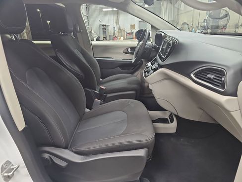 Used 2023 Chrysler Voyager LX image 10