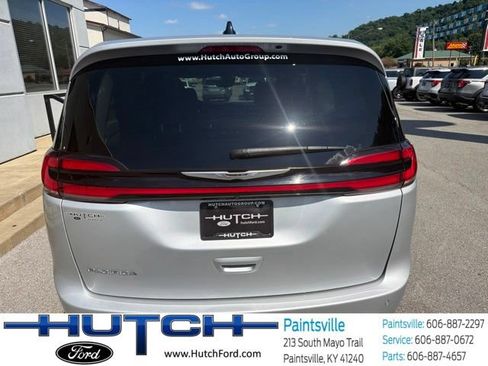 Used 2024 Chrysler Pacifica Touring-L FWD image 5