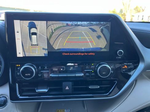 Used 2023 Toyota Highlander Platinum image 14