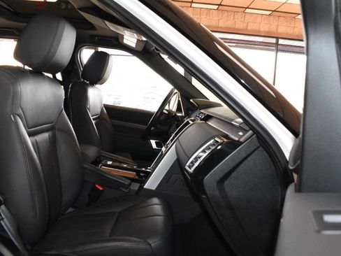 Used 2020 Land Rover Discovery HSE image 12