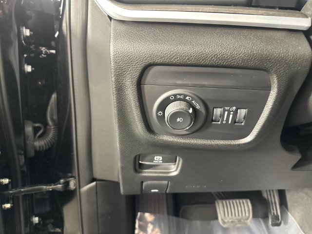 Certified 2025 Jeep Grand Cherokee Limited w/ Black Appearance Package AWD/4WD image 19