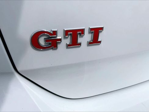 Used 2017 Volkswagen GTI SE FWD image 31