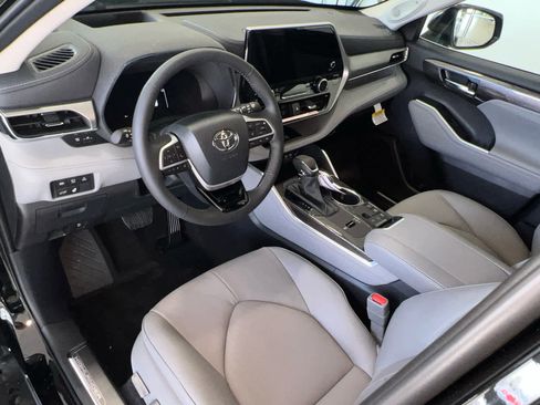 New 2026 Toyota Highlander Platinum image 17