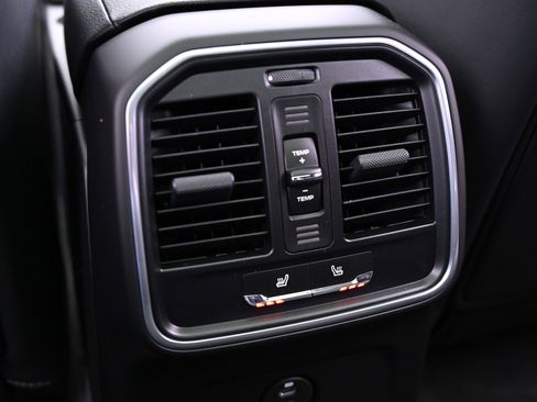 Certified 2025 Porsche Macan image 24