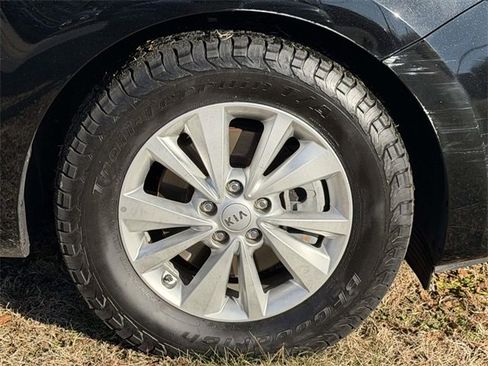 Used 2017 Kia Sedona LX image 24