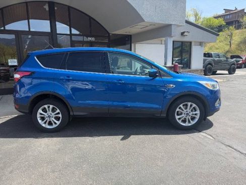 Used 2017 Ford Escape SE FWD image 3