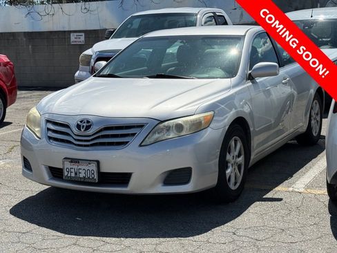 Used 2010 Toyota Camry LE image 3