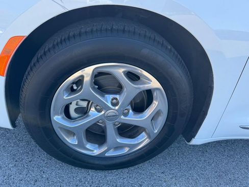 Used 2022 Chrysler Pacifica Limited image 7