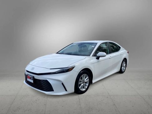 Used 2025 Toyota Camry LE image 4