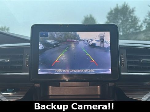 Used 2024 Ford Explorer Limited image 3