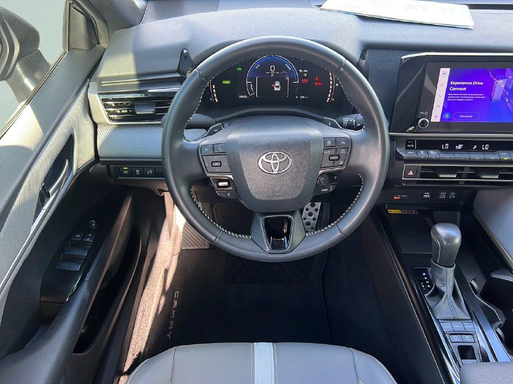 Used 2025 Toyota Camry SE FWD image 11