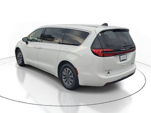 Used 2024 Chrysler Pacifica Limited FWD image 3