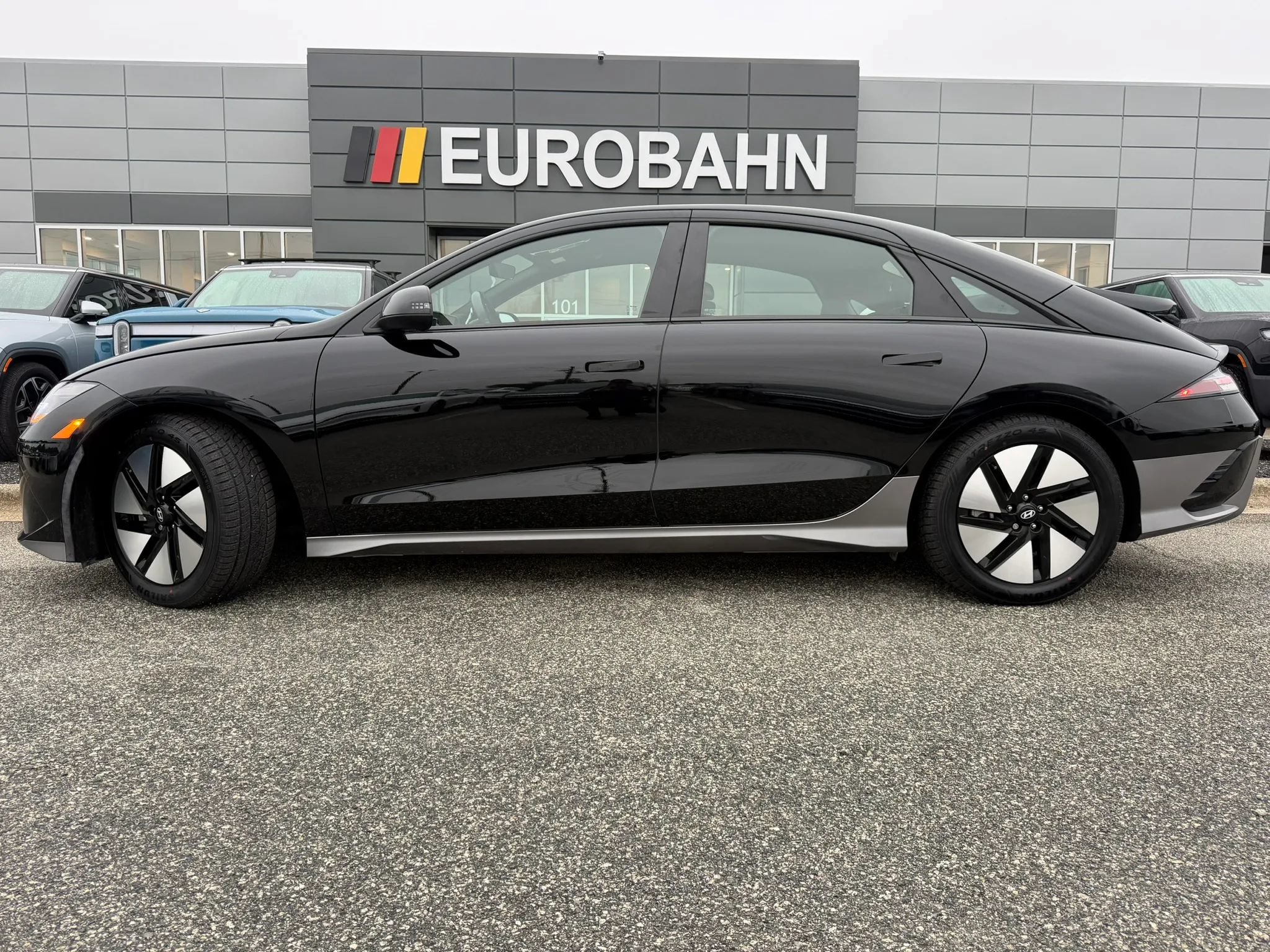 Used 2024 Hyundai Ioniq 6 SE AWD/4WD image 2