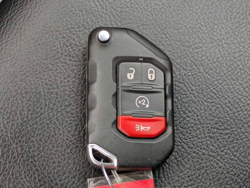 Used 2019 Jeep Wrangler Unlimited Sahara image 32