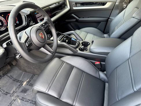 Used 2025 Porsche Cayenne image 4