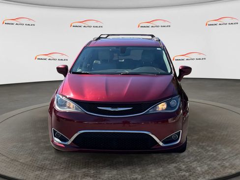 Used 2017 Chrysler Pacifica Touring-L FWD image 3