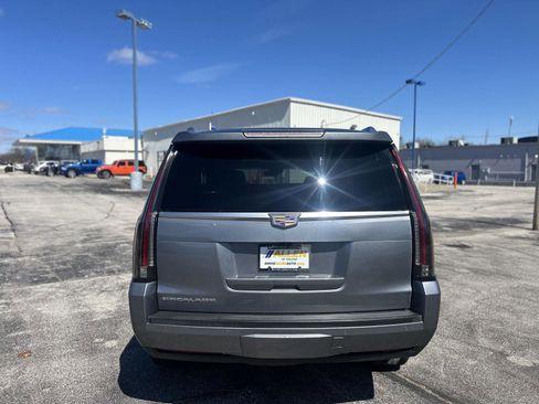 Used 2018 Cadillac Escalade Luxury image 6