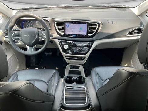 Used 2024 Chrysler Pacifica Touring-L FWD image 12