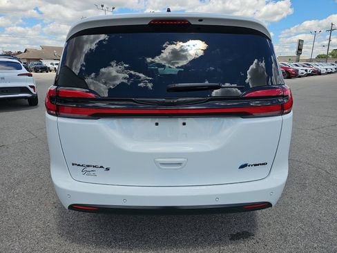 Used 2024 Chrysler Pacifica Premium FWD image 7