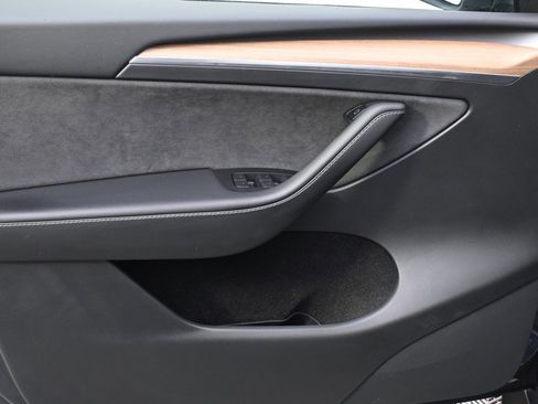 Used 2022 Tesla Model Y Long Range image 23