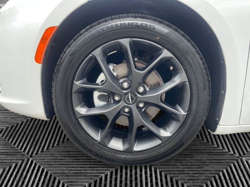 Used 2025 Chrysler Pacifica Limited FWD image 14
