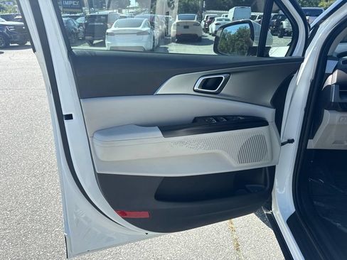 Used 2024 Kia Carnival LX FWD image 16
