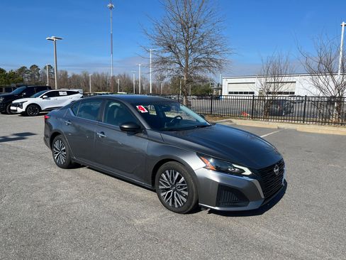 Used 2024 Nissan Altima 2.5 SV image 11