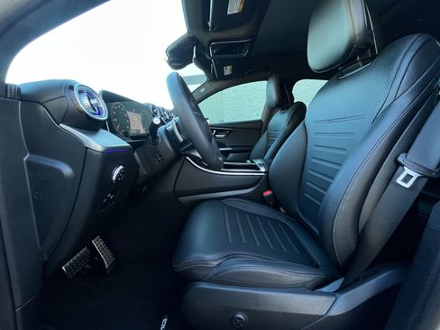 Used 2025 Mercedes-Benz GLC 300 4MATIC image 9