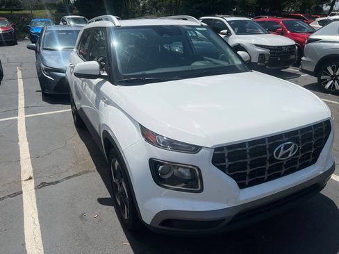 Used 2025 Hyundai Venue SEL FWD image 7