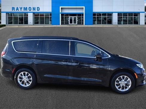 Used 2022 Chrysler Pacifica Touring-L image 2