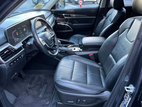 Used 2023 Kia Telluride EX w/ EX Captain's Chair Package image 9