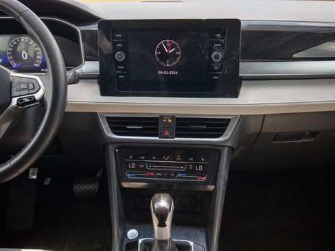 Used 2025 Volkswagen Taos SE AWD/4WD image 17