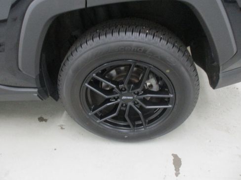 Used 2023 Toyota RAV4 LE AWD/4WD image 5