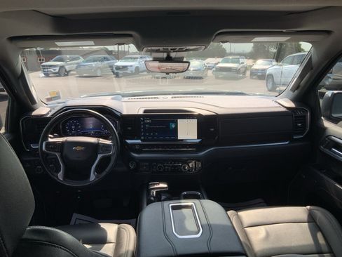 Used 2022 Chevrolet Silverado 1500 LTZ w/ LTZ Premium Package AWD/4WD image 17