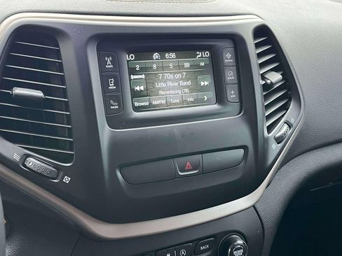 Used 2017 Jeep Cherokee Latitude w/ Comfort/Convenience Group AWD/4WD image 31