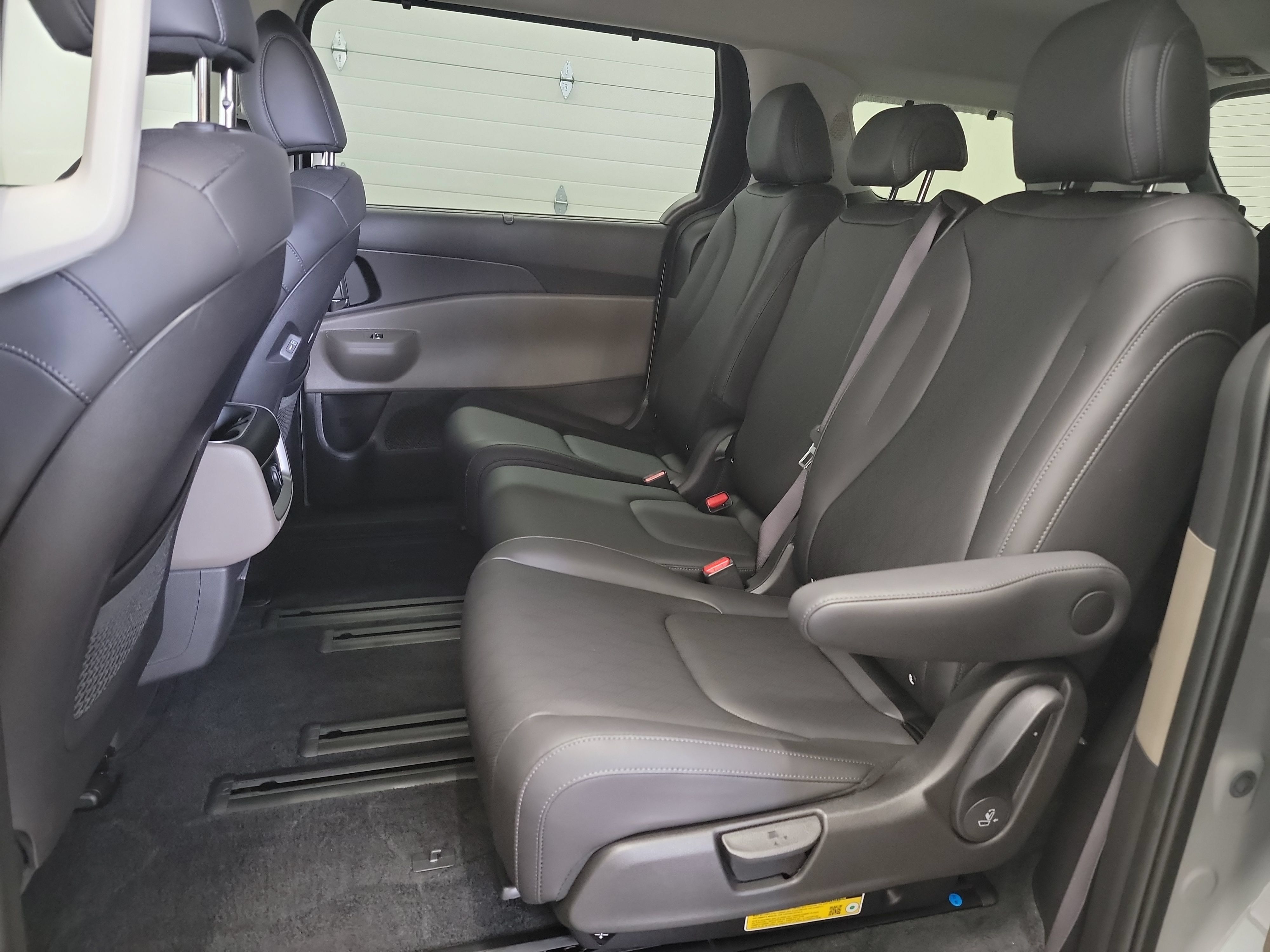 Used 2026 Kia Carnival EX FWD image 27