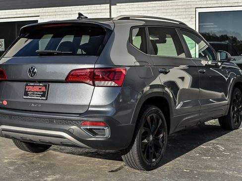 Used 2024 Volkswagen Taos SE w/ Panoramic Sunroof Package FWD image 10
