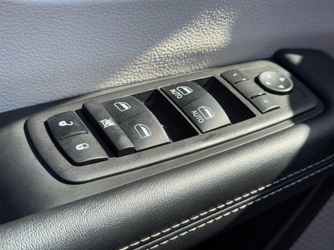 Used 2024 Chrysler Pacifica Touring-L FWD image 28