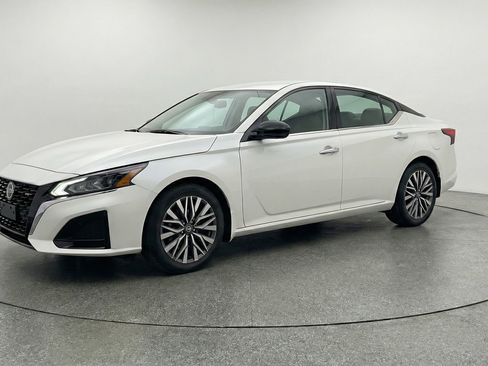 Used 2025 Nissan Altima 2.5 SV FWD image 3