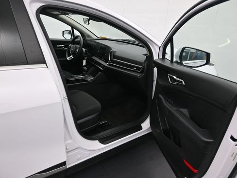 Used 2025 Kia Sportage LX AWD/4WD image 15
