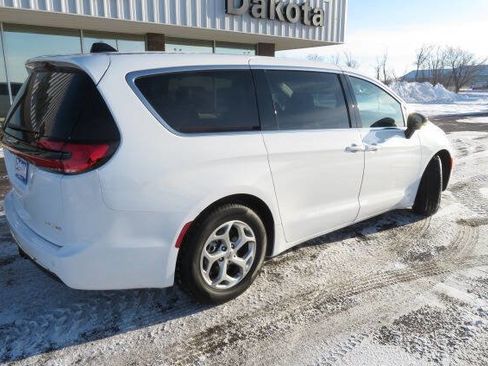 Used 2024 Chrysler Pacifica Limited w/ Trailer Tow Group image 9