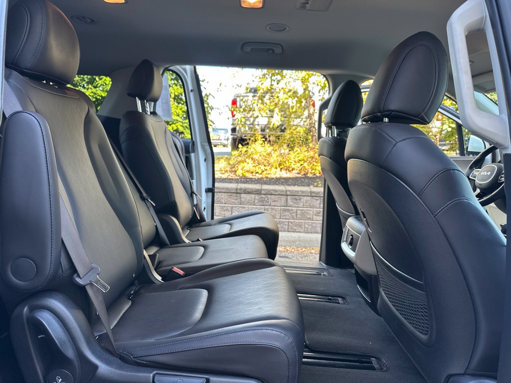Used 2024 Kia Carnival LX FWD image 28