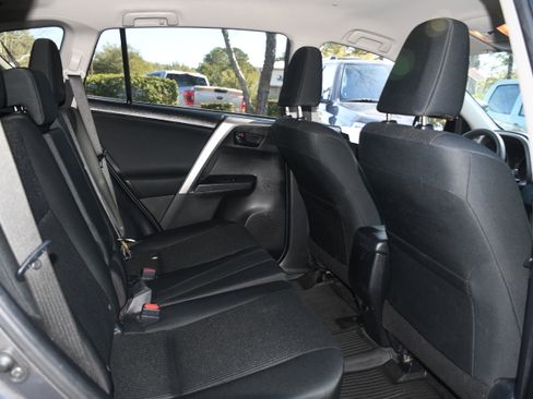 Used 2017 Toyota RAV4 LE image 18