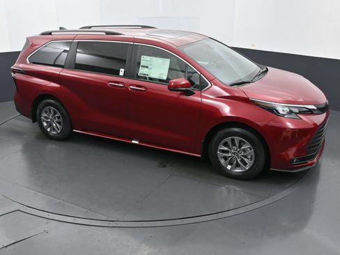 Used 2026 Toyota Sienna XLE FWD image 33