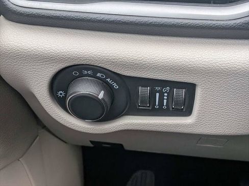 Certified 2022 Chrysler Voyager LX FWD image 23