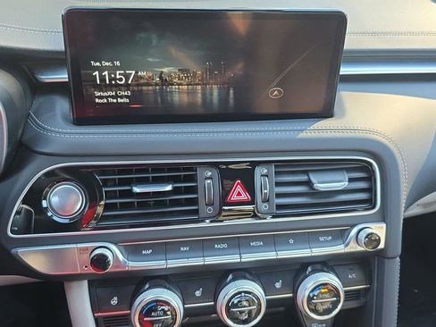 Used 2023 Genesis G70 2.0T image 15